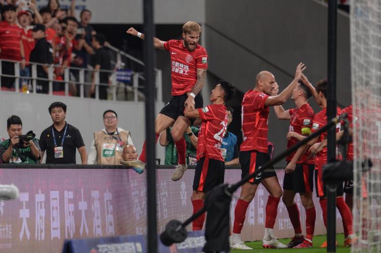 首先是体能, 的赛程, 高强度逼抢 首先是体能, 的赛程, 高强度逼抢